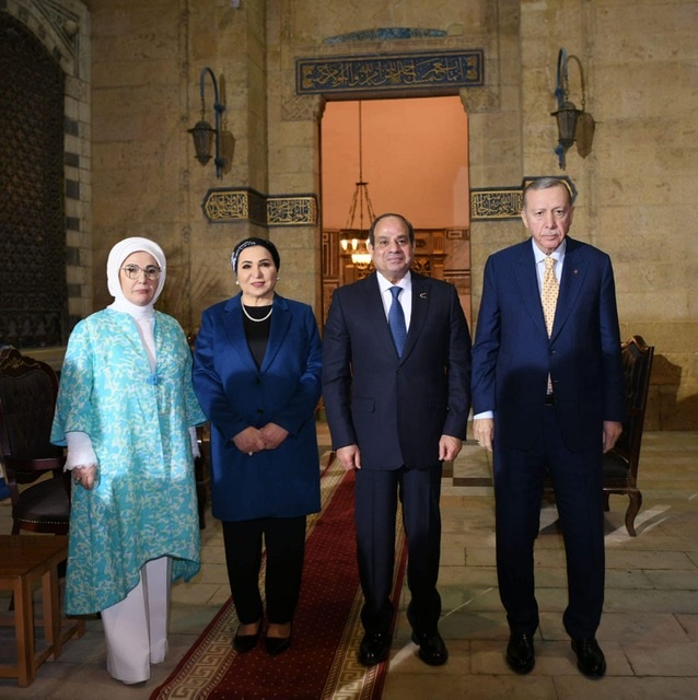 السيسي وقرينته يصطحبان أردوغان وقرينته في زيارة إلى مسجد الإمام الشافعي