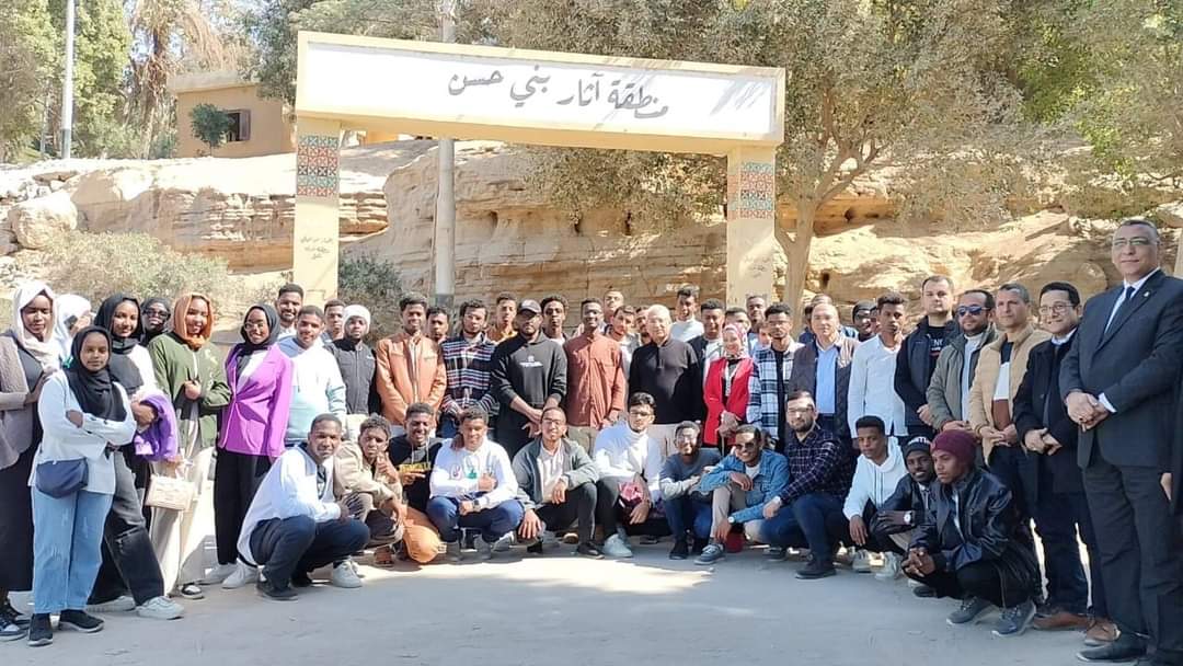 جامعة المنيا تُنظم رحلة ترفيهية لطلابها الوافدين لمقابر بني حسن