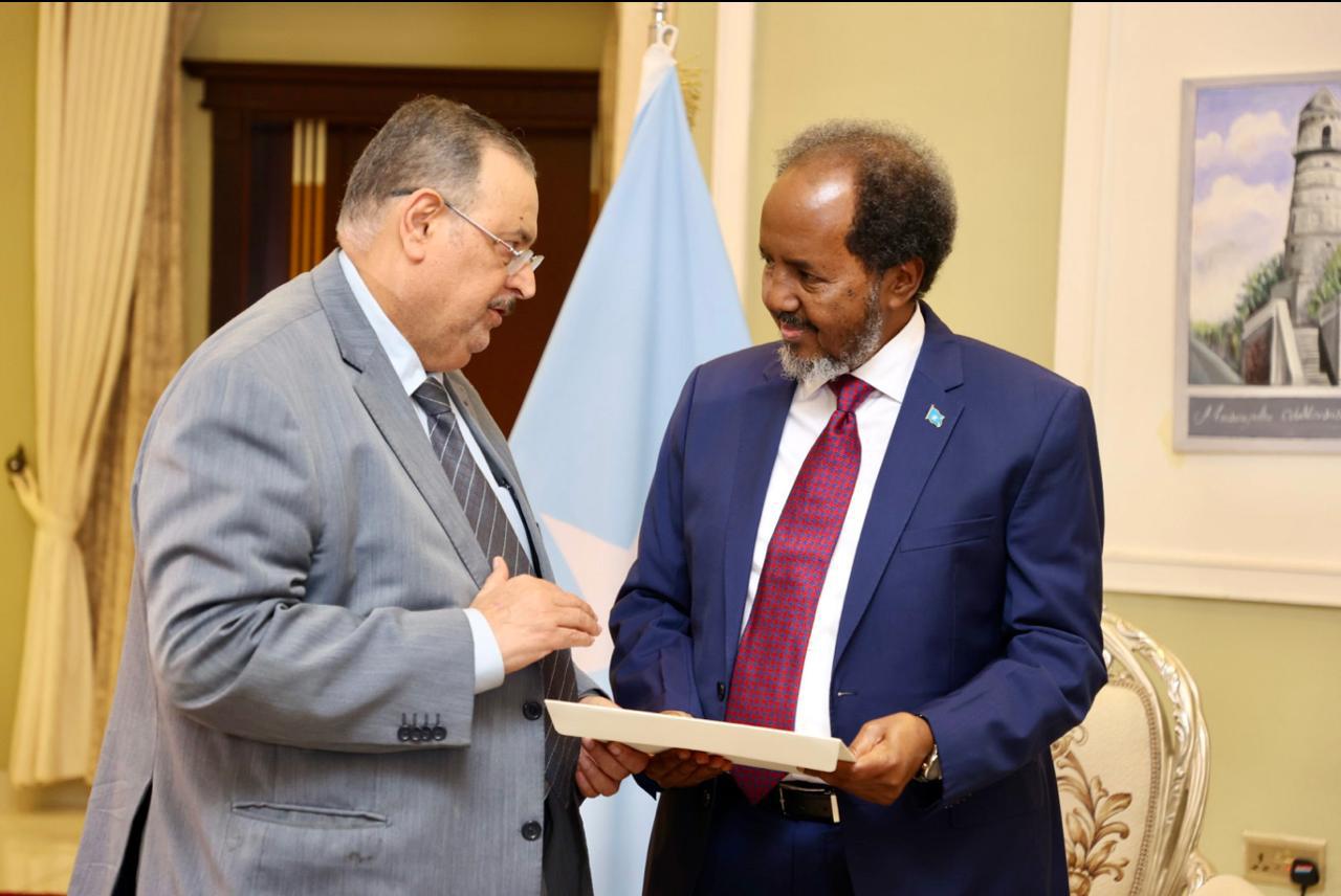 الذوادي يستعرض مع الرئيس حسن شيخ محمود تحركات الجامعة العربية للحفاظ على وحدة وسيادة الصومال