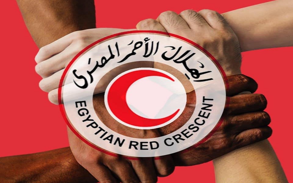 الهلال الأحمر المصري يقدم الدعم النفسي لأطفال غزة بمخيم إيواء خان يونس

