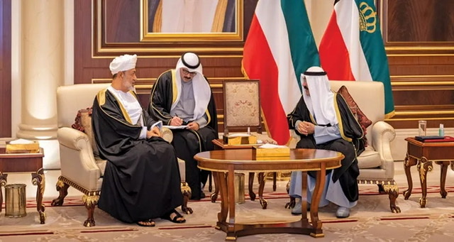 أمير الكويت يزور سلطنة عمان لبحث العلاقات الثنائية
