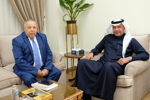 السفير منزلاوي يتبادل وجهات النظر مع مندوب الجزائر بالجامعة العربية حول القضايا الإقليمية والدولية