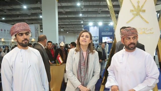 وزيرة الثقافة المصرية تزور جناح سلطنة عُمان بمعرض القاهرة الدولي للكتاب 
