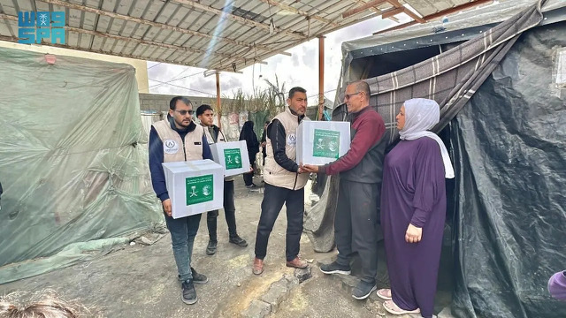  مركز الملك سلمان للإغاثة يواصل توزيع المساعدات الغذائية والإيوائية في قطاع غزة