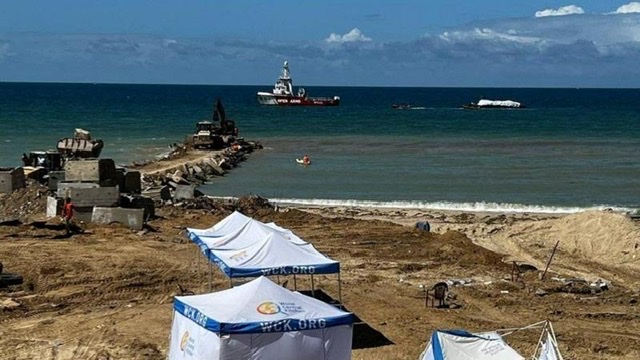 المساعدات تصل إلى شاطئ غزة عبر أولى سفن الممر البحري