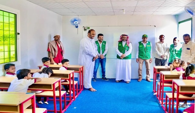 مركز الملك سلمان يسلّم وزارة التربية والتعليم اليمنية 14 فصلًا بديلًا