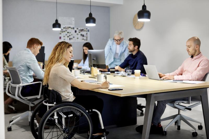 تقرير: ذوي الإعاقة محرومون من وظيفة لائقة وتحديات تواجه إنخراطهم