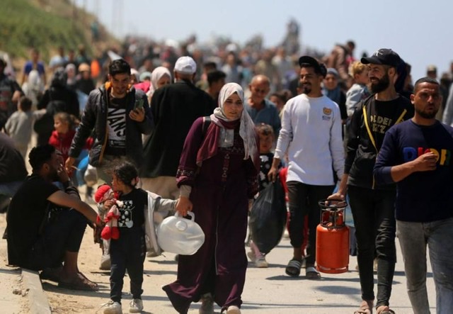 محاولات آلاف النازحين العودة إلى منازلهم شمالي قطاع غزة