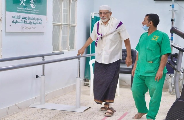 مركز الملك سلمان للإغاثة يدعم مراكز الأطراف الصناعية في عدة محافظات يمنية
