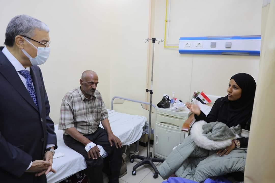 محافظ المنيا يزور مصابى غزة بالمستشفى الجامعى