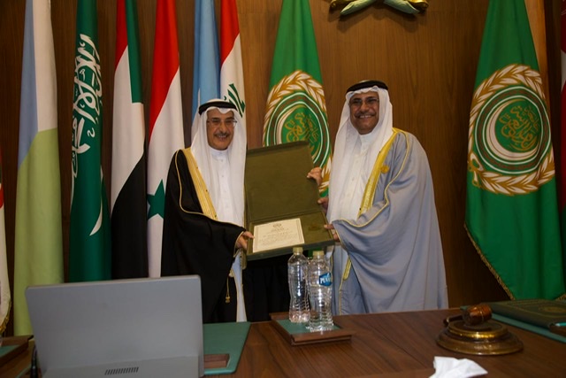 البرلمان العربي يمنح الشيخ خالد بن عبد الله آل خليفة نائب رئيس الوزراء بالبحرين وسام 