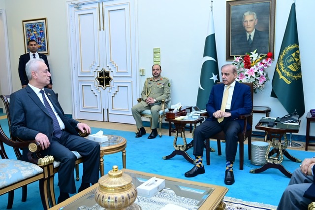 خلال لقاءه سفير فلسطين.. رئيس وزراء باكستان يدعو إلى الوقف الفوري لحرب الإبادة الجماعية في قطاع غزة