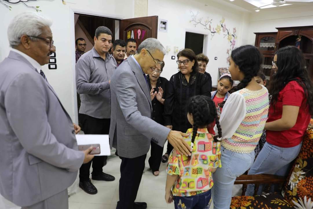 خلال زيارته لمؤسسات ودور الرعاية القبطية محافظ المنيا يهنئ الأطفال بمناسبة عيد القيامة المجيد
