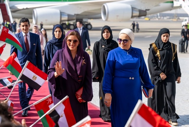 السيدة انتصار السيسي تستقبل حرك سلطان عُمان في القاهرة