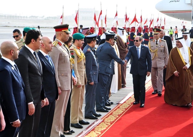 الرئيس السيسي يصل البحرين للمشاركة في القمة العربية