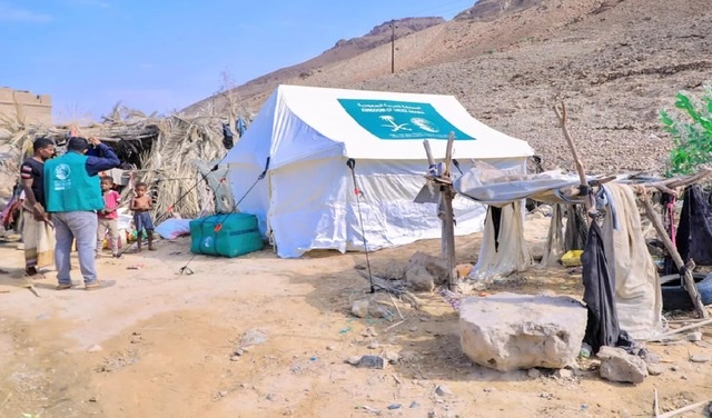 مركز الملك سلمان يوزع مساعدات غذائية للمتضررين  من الأمطار والسيول في محافظة حضرموت باليمن 