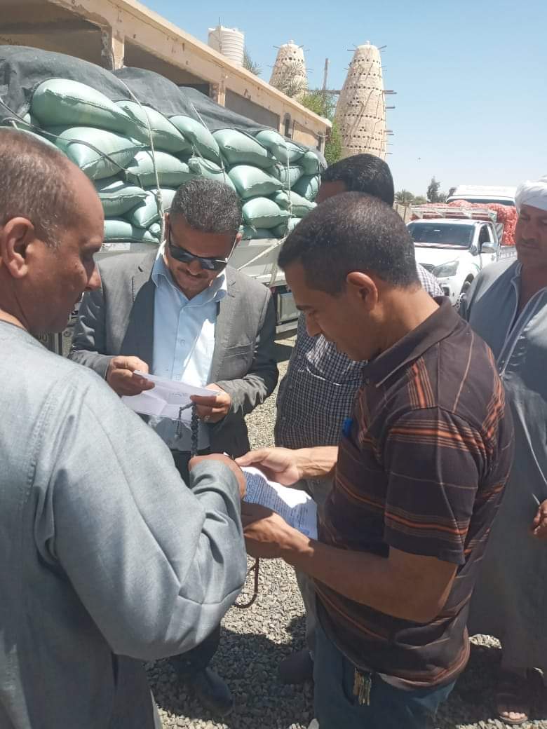 ضبط سيارة محملة بـ 9 أطنان من محصول القمح بدون ترخيص وتسليمها للمطاحن بديرمواس بالمنيا