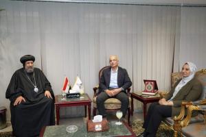 رئيس جامعة عين شمس يستقبل الأنبا إرميا رئيس المركز الثقافي القبطي الأرثوذكسي