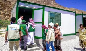 مركز الملك سلمان يسلّم أدوات المهن للأسر المعيلة للأيتام و16 فصلاً دراسيّاً في اليمن