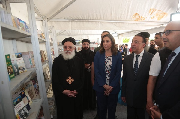 وزيرة الثقافة ومحافظ الإسكندرية يفتتحان الدورة السابعة لمعرض الكتاب بالكاتدرائية المرقسية 

