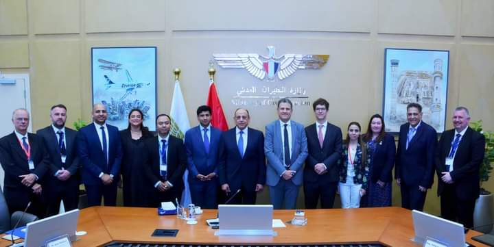 وزير الطيران يلتقي بنائب السفير البريطانى ورئيس غرفة التجارة المصرية البريطانية