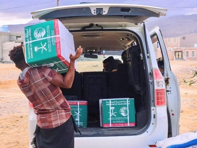 مركز الملك سلمان يوزع آلاف من السلال الغذائية في محافظات اليمن
