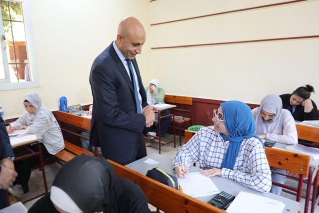 وزير التعليم ومحافظ القاهرة يتفقدان امتحانات الثانوية العامة بمدرسة يوسف السباعي بالنزهة 