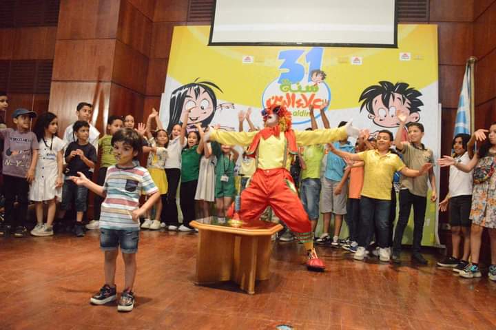 أكثر من ٣٠٠ طفل يحتفلون بعيد ميلاد علاء الدين بمشاركة الفنان أحمد أمين

