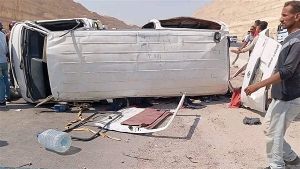 وفاة 3  أشخاص وإصابة 7 آخرين في انقلاب ميكروباص على الدائري الأوسطي