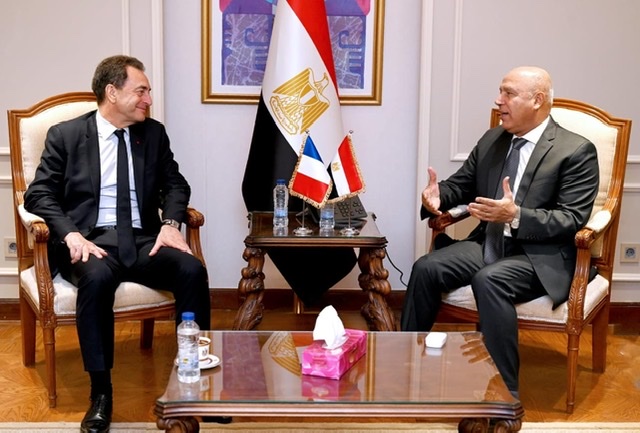 سفير فرنسا يلتقي وزير الصناعة والنقل لبحث سبل توطين الصناعات المختلفة بمصر
