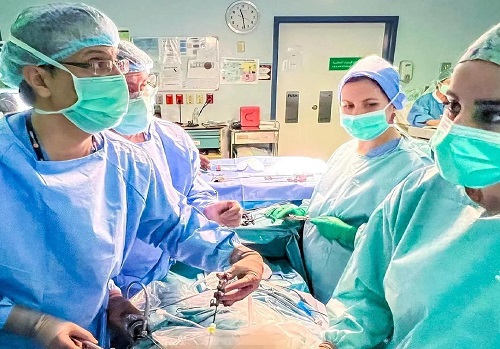 فيصل التخصصي السعودية تنفذ عملية جراحية نوعية لجنين داخل الرحم بالمنظار

