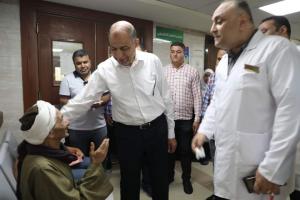 محافظ المنيا يوجه بتوفير مزيد من ادوية السكر اثناء تجوله داخل اقسام مستشفى ديرمواس التخصصى