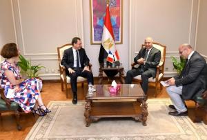 سفير فرنسا يلتقي وزير الصناعة والنقل لبحث سبل توطين الصناعات المختلفة بمصر