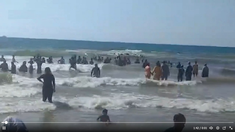 انقاذ 18 فردا من الغرق بشاطىء الهانوفيل غرب الاسكندرية

