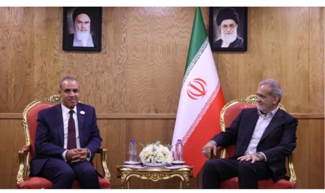 وزير الخارجية والهجرة يشارك في مراسم تنصيب الرئيس الإيراني الجديد