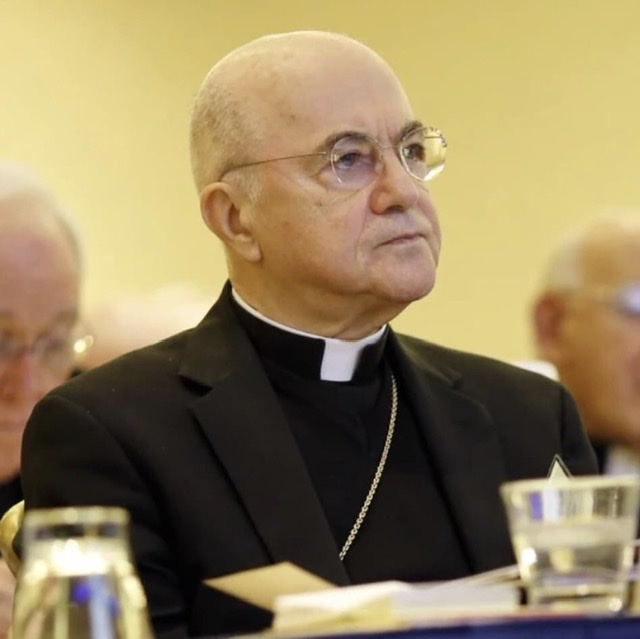 الفاتيكان يعزل سفيره السابق لدى الولايات المتحدة بعد إدانته بالانشقاق