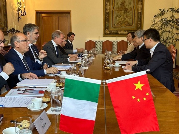 بعد توقيع اتفاقيات تجارية في بكين.. وزير إيطالي يعترف: الصين هي 