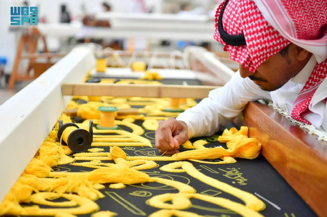 بأيدٍ سعودية محترفة وبخيوط من الحرير والذهب والفضة.. صناعة كسوة الكعبة عبر 9 مراحل