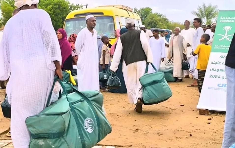 مركز الملك سلمان يوزع حقائب إيوائية وعناية شخصية وسلال غذائية في ولايات السودان

