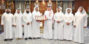 وفد الدوحة المشارك في مؤتمر الإفتاء يهدي الأنصاري نسخة فاخرة من مصحف قطر