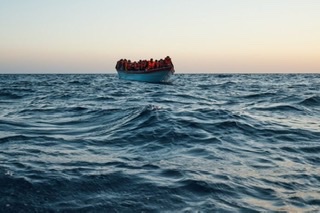 إيطاليا تنقذ قارب على متنه مهاجرين مصريين وسوريين.. ومصرع اثنين وفقدان آخر