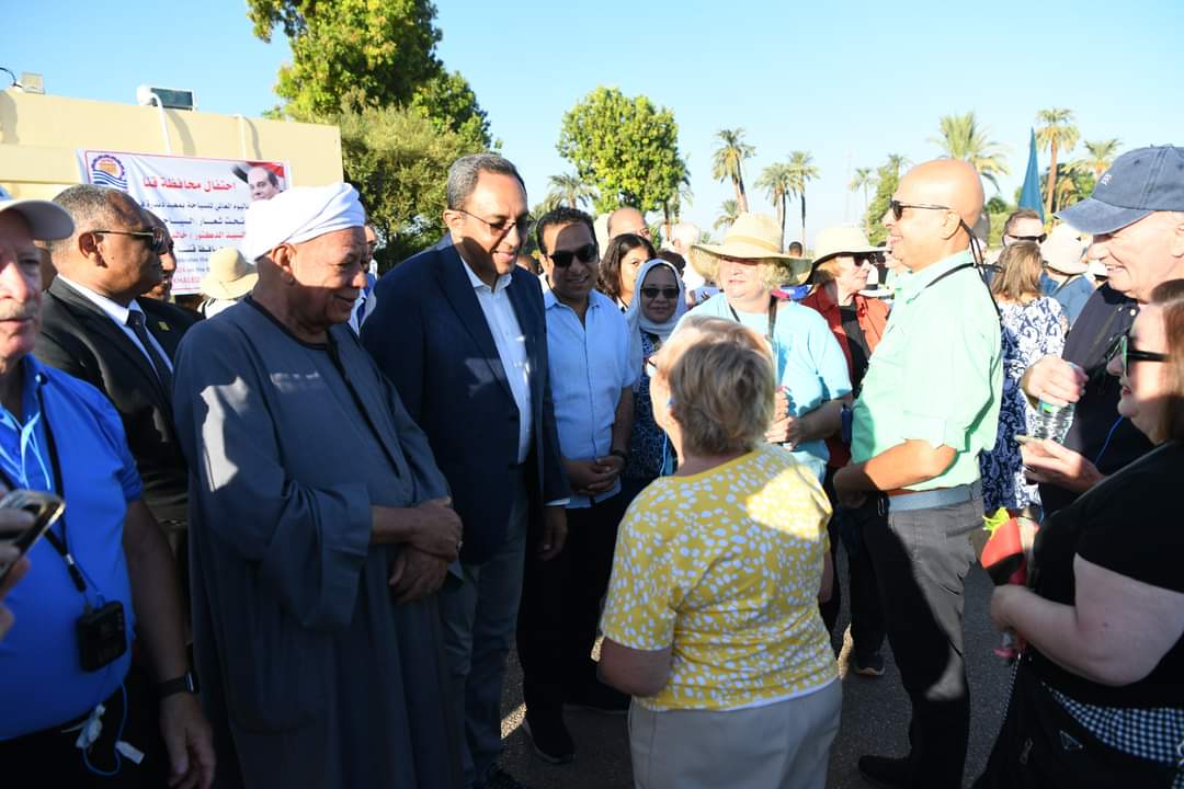 وسط حضور سائحين .. محافظ قنا يشهد الاحتفال بيوم السياحة العالمي بمعبد دندرة

