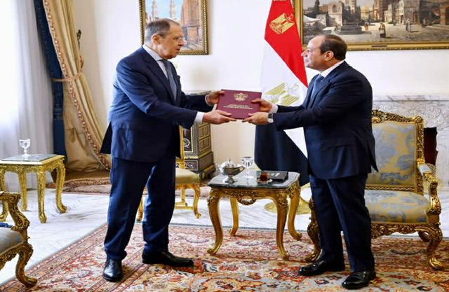 الرئيس السيسي ووزير الخارجية الروسي يبحثان تعزيز التعاون الاستراتيجي ومبادرات التنمية الإقليمية