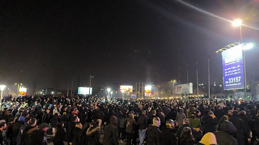 مقال بأتلانتك الأمريكية يتساءل: هل النظام الإيراني على وشك الانهيار؟