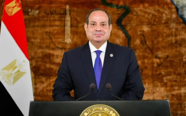 الرئيس السيسي يضع أكاليل الزهور على النصب التذكاري وضريحي السادات وعبد الناصر