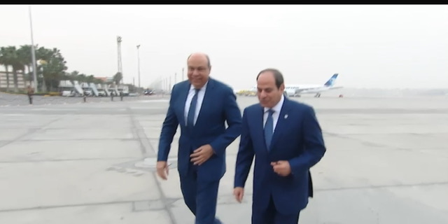 الرئيس السيسي يشاهد أحدث طائرات مصر للطيران من طراز إيرباص A350 عقب عودته من أبوظبي