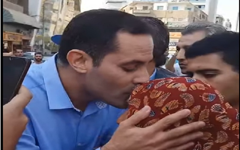 فيديو | أحمد الطنطاوي يحتضن ويقبل رأس سيدة عجوز تحمل بانر دعاية للرئيس السيسي