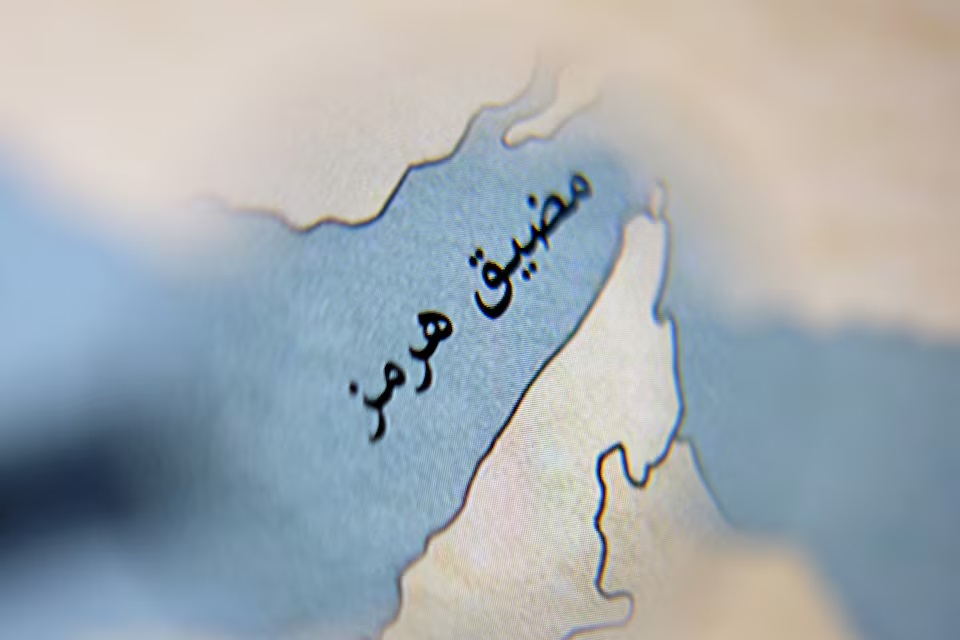 مصادر استخبارية أمريكية: إيران لن تخفف قبضتها على مضيق هرمز قريبا وفتحه قسرا مخاطرة