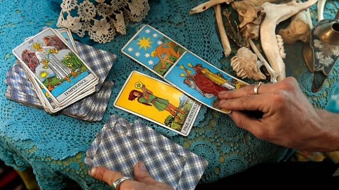 مجلس الشيوخ يوافق على مقترح بشأن تشريع يجرم الدجل والشعوذة وقراءة التاروت